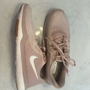 Pink Nike women’s tennis shoes